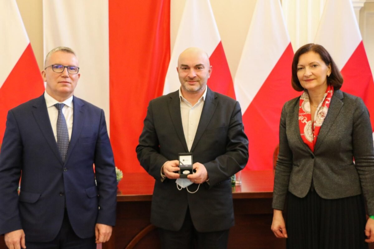 moment odebrania monety okolicznościowej "dziękujemy służbie zdrowia za poświęcenie w czasie pandemii COVID-19"