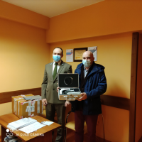 Stowarzyszenia Inżynierów i Techników Leśnictwa Zarząd Oddział w Krośnie przekazuje wideolaryngoskop w obecności dyrektora szpitala