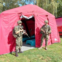 Ćwiczenia "Solina 2022" - żołnierze pilnujący namiotu medycznego